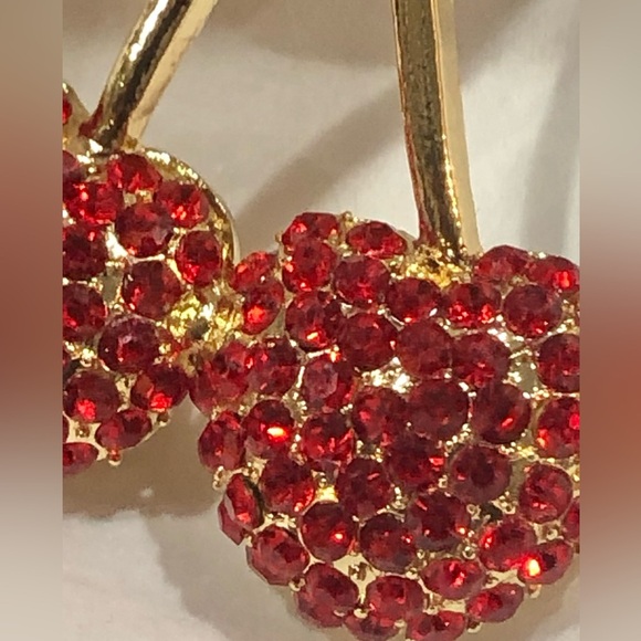 Gold tone ruby red gemstone cherry on stem dangling earrings new - Picture 13 of 16